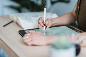 L'élève dessine sur une tablette graphique.