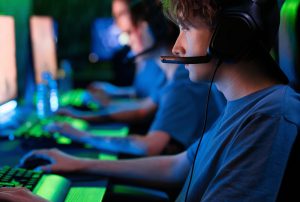 Des élèves programment un jeu vidéo sur pc.