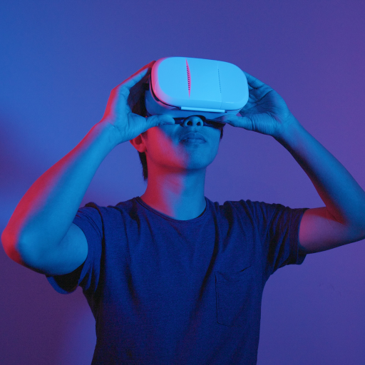 Ajouter un titre (56) Élève qui porte un casque de réalité virtuelle.