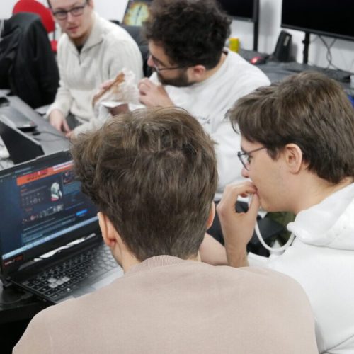 P1000118 (1) Photo de nos élèves développeurs pendant la Game Jam 2023